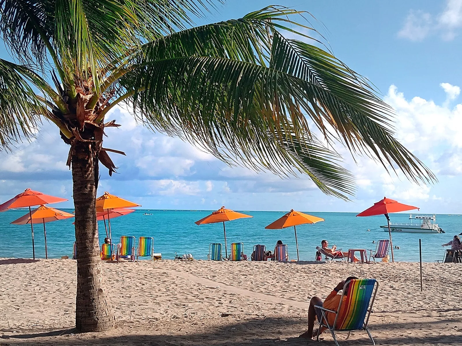 Praia de Pajuçara, em Maceió, com coqueiros e mar azul