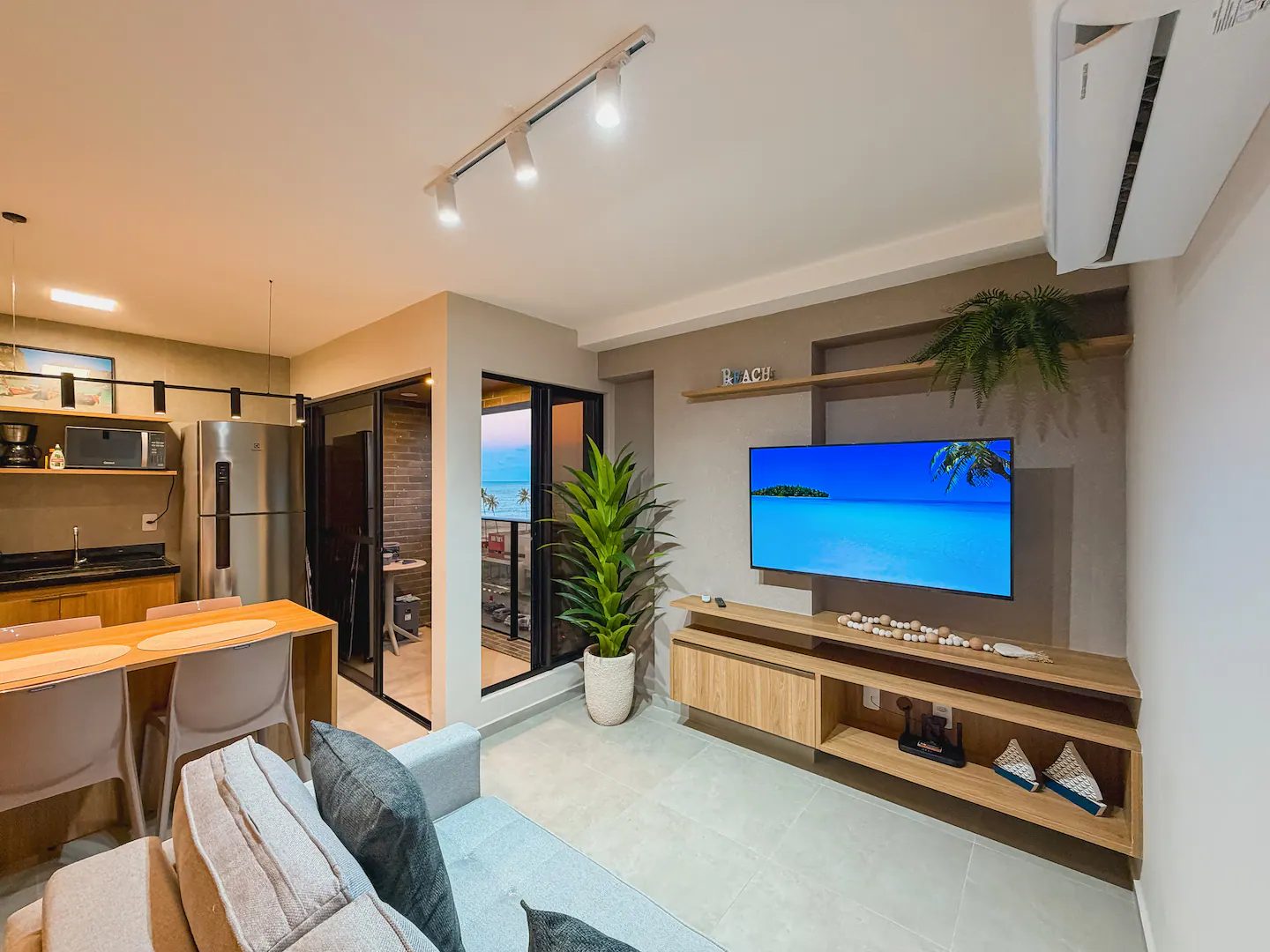 Quarto e Sala com Varanda Vista Mar - Noah 302