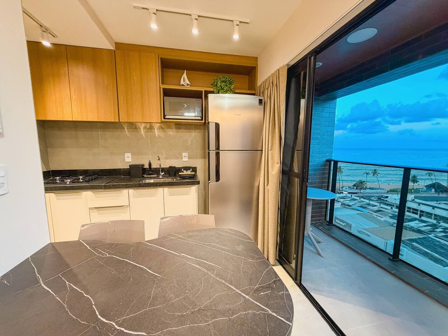 Quarto e Sala com Varanda e Vista para o Mar Noah 802