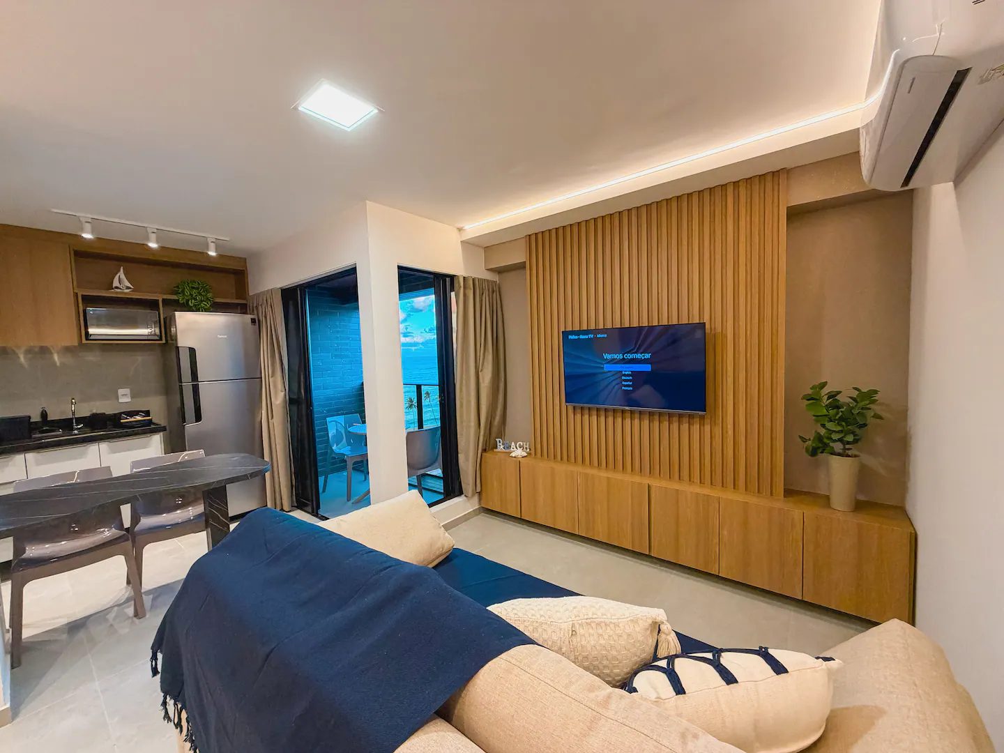 Quarto e Sala com Varanda e Vista para o Mar Noah 802