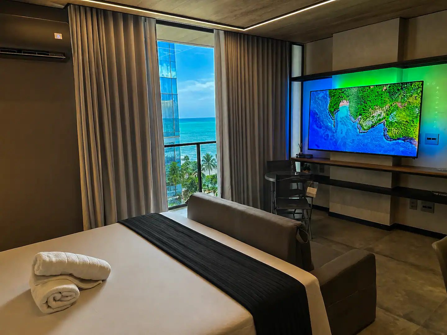 Estúdio Premium com Vista Lateral para o Mar - New Time 808