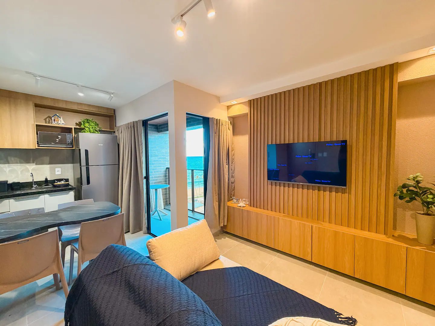 Quarto e Sala com Varanda Vista Mar - Noah 902