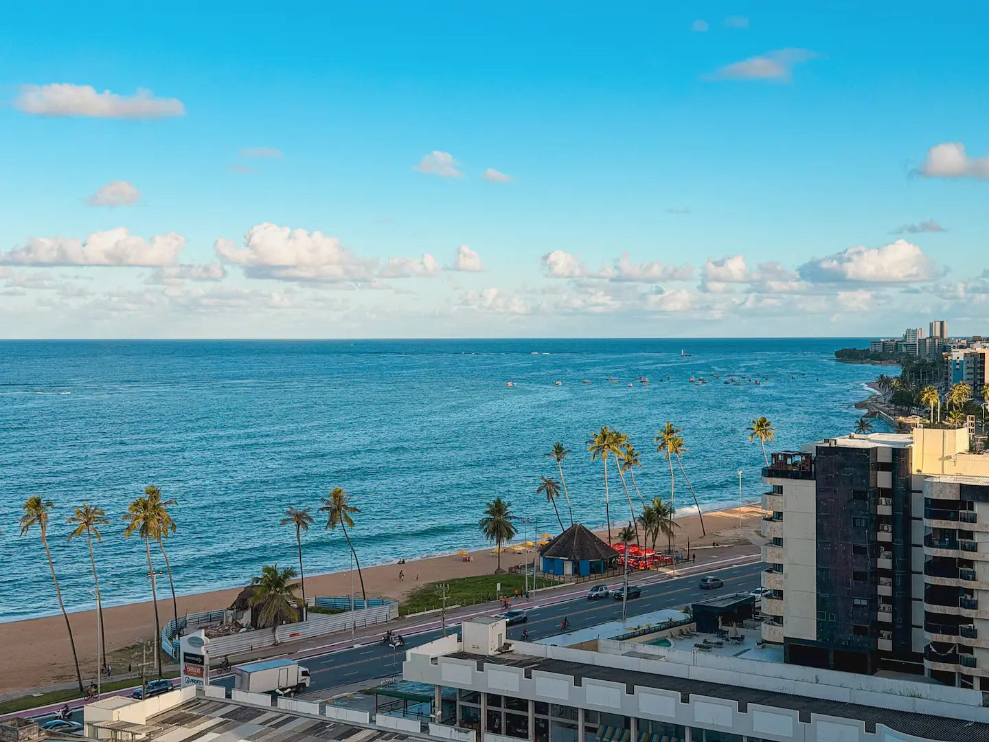 Quarto e Sala com Varanda Vista Mar - Noah 902