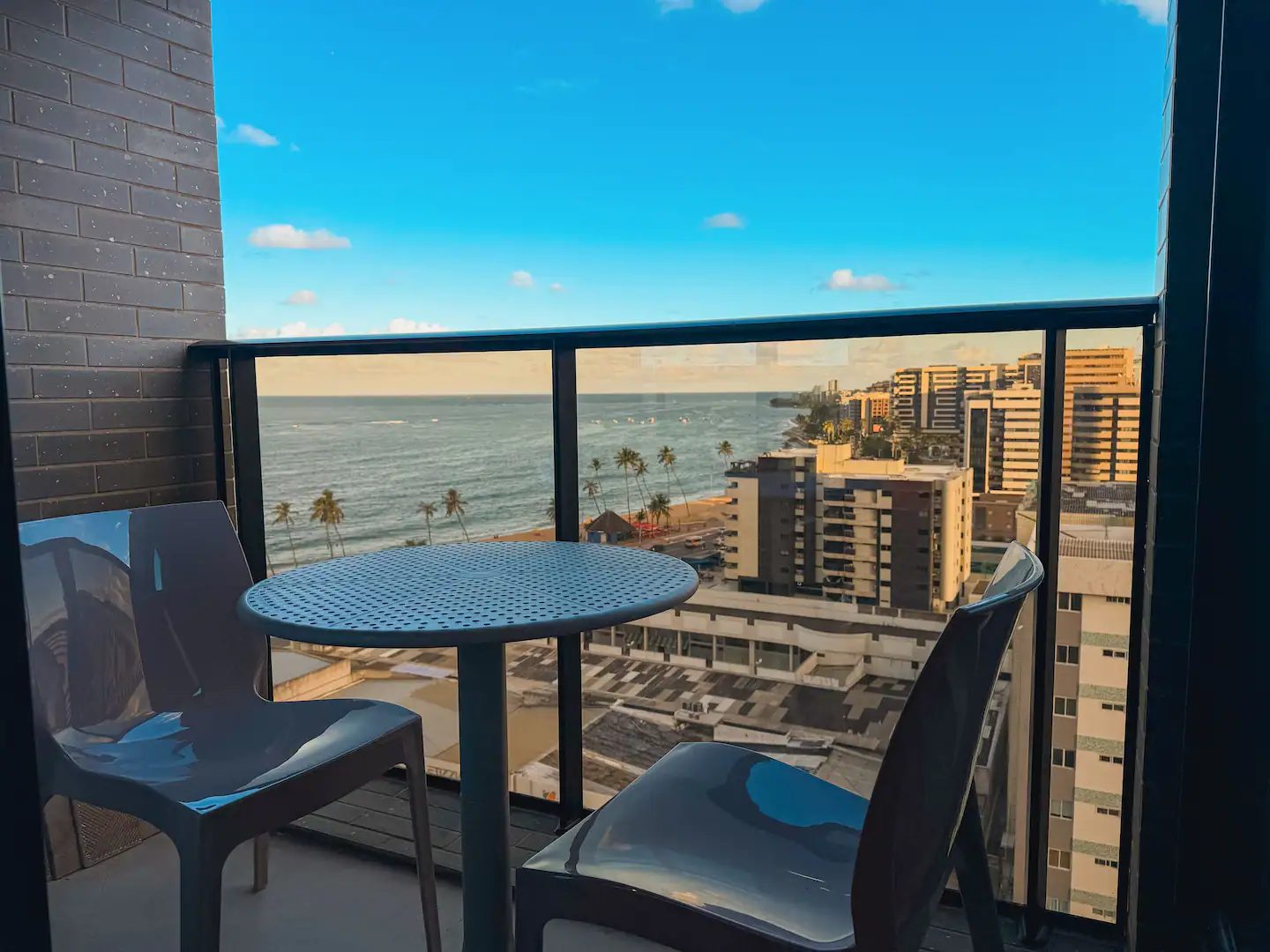 Quarto e Sala com Varanda Vista Mar - Noah 902
